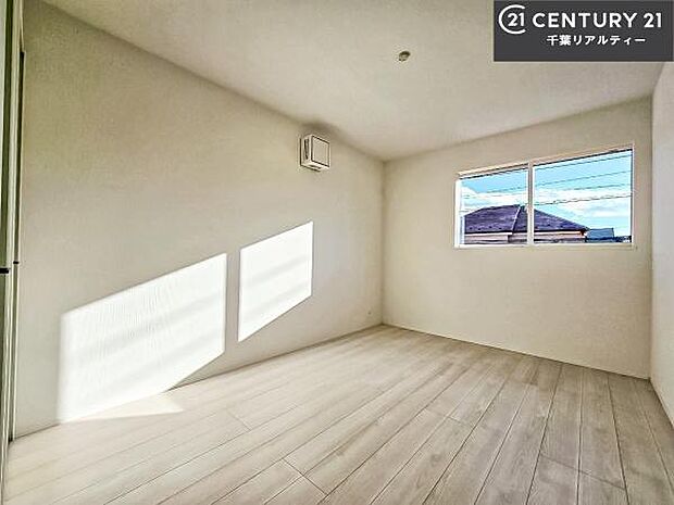 掃き出し窓がないお部屋は、お子様のお部屋としても安心です！収納スペースも充実しているので散らかったお部屋をサッと片付けられます！