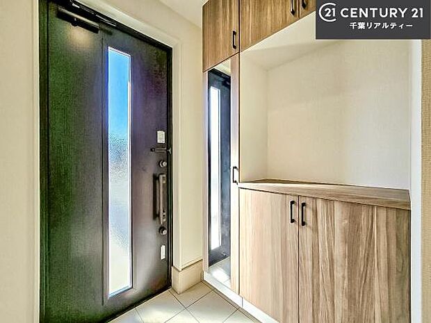 疲れて帰ってきても、ただいま！を言いたくなる、優しく迎え入れてくれる空間になっています。明るく温もり溢れる玄関です！