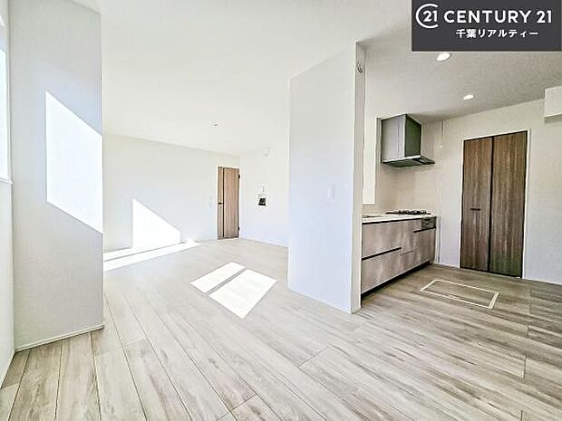 広々ダイニングスペース！ゆったりお食事。笑い声響く楽しい時間が過ごせます。日々の疲れも癒されます！