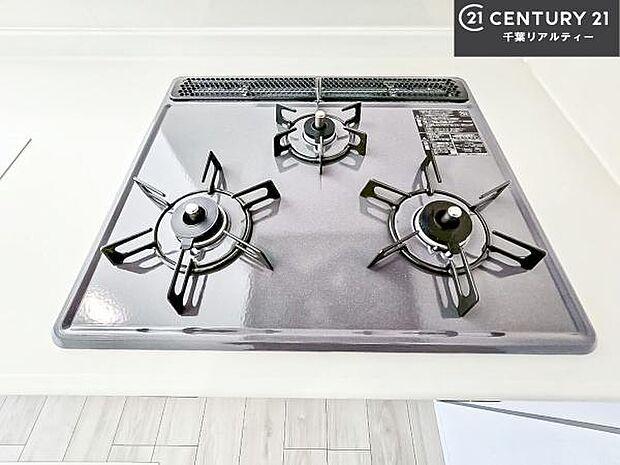 コンロは三口あるのでお料理の同時進行ができます。もちろんグリル付きです。調理スペースも広々している為作業がしやすい！使い勝手が良いシステムキッチンです！