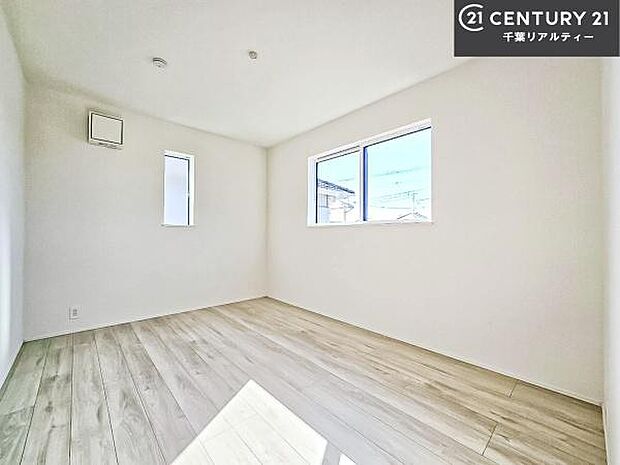 掃き出し窓がないお部屋は、お子様のお部屋としても安心です！収納スペースも充実しているので散らかったお部屋をサッと片付けられます！