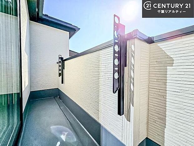 陽当たり良好なバルコニーです！晴れた日には青い空を見渡せる開放的な時間を楽しめます。