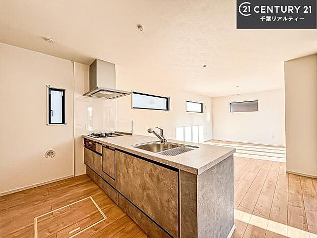 大人気の対面式システムキッチンを採用しています！ご家族のコミュニケーションが自然と増える設計です。お子様にも目が届くので嬉しいですね！広々使えて快適に作業が進みます。