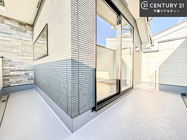 陽当たり良好なバルコニーです！晴れた日には青い空を見渡せる開放的な時間を楽しめます。