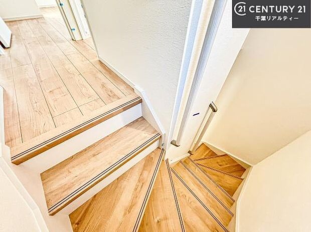 階段には手摺りが付いており、お子様やご年配の方も安心してご利用頂けます。明かり取りの窓も付いており、足元も安心ですね！