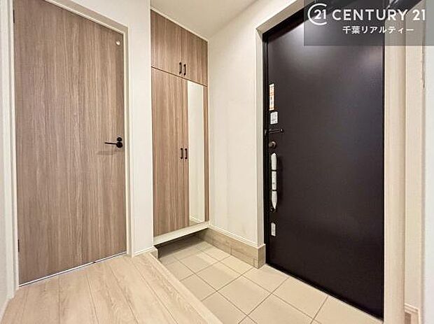 シューズボックス付きなので、玄関が片付きお掃除がしやすいです！スッキリした玄関で戸を開けた瞬間、清潔感のある心地いい空間が出迎えてくれます。