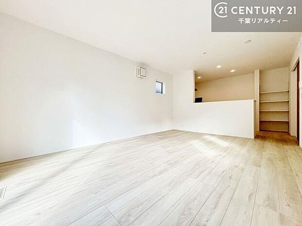 縦長のLDKは生活動線が自然と整い、家具の配置がしやすいのが魅力です。ダイニングとリビングの距離感がバランスよく、空間をすっきり見せてくれます。