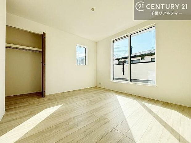 大きな窓からたっぷり光が入り、朝の目覚めも快適な明るさ。程よい開放感がありつつも落ち着いた雰囲気で、ゆったりとした睡眠空間として寝室に最適です。