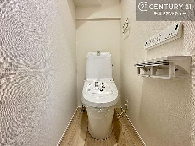 温水洗浄便座につき、冬場は便座が暖かくできるので冷たい便座に座らずに済む嬉しい仕様です！シンプルなカラーを基調としているので、お手入れがしやすいです。