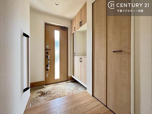 シューズボックス付きなので、玄関が片付きお掃除がしやすいです！スッキリした玄関で戸を開けた瞬間、清潔感のある心地いい空間が出迎えてくれます。