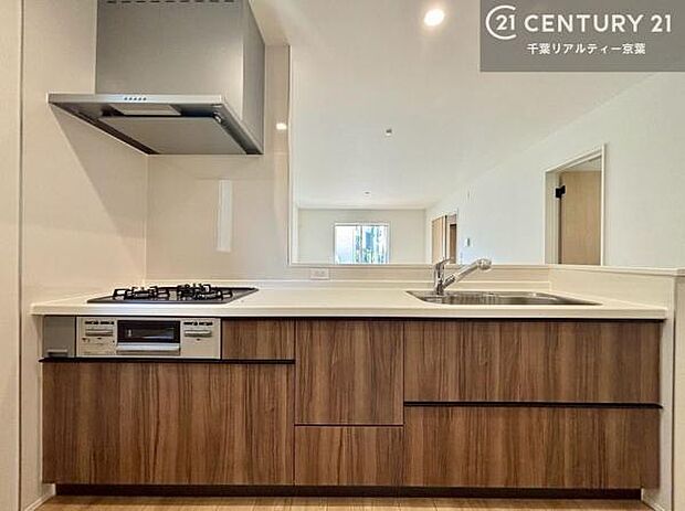 ゆとりある調理スペースで作業がしやすい快適なキッチンです！お子様と一緒にお菓子造りも楽しめる広々スペースです。楽しい調理時間になりそうですね！