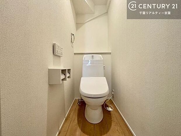 1・2階にトイレがございます！朝の忙しい時間帯も待たずにすみそうですね。白を基調とした清潔感のあるトイレでお手入れがしやすいです！