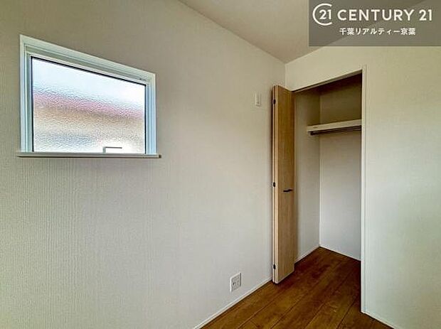 収納スペースがついています！居室をスッキリ整頓する事ができますね。家具を選ばないシンプルなデザインの為、家具を選ばずお気に入りの空間作りができそうですね。