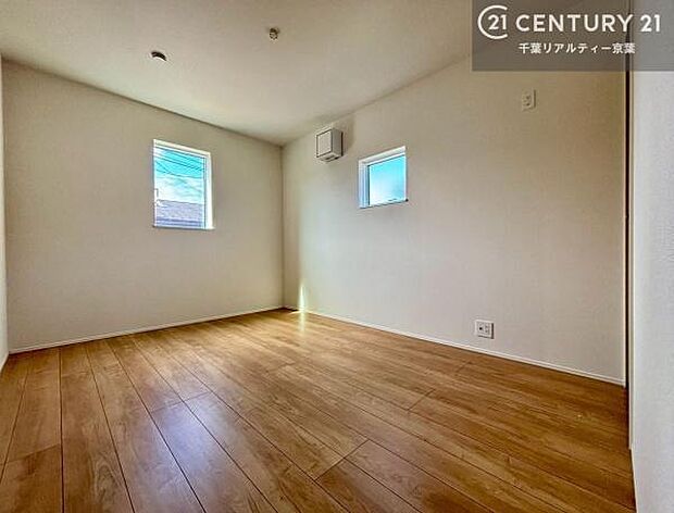 2面採光を確保した明るい室内は、風通しも良く、明るく大変居心地の良い空間となっております。リラックスして過ごせる心地の良いお部屋です！朝の目覚めがスッキリしますね！