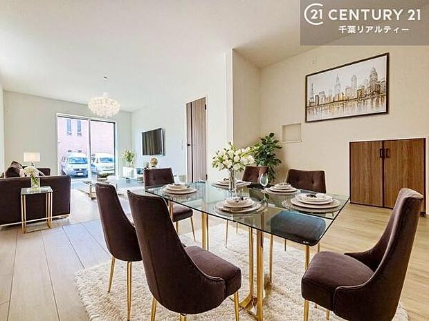 家具はCGパースです。心地良いリビングは家族が自然と集まります。家族団欒の時間が増えそうです。ご家族と、より一層充実した時間を過ごせそうですね。明るく開放的な空間です。