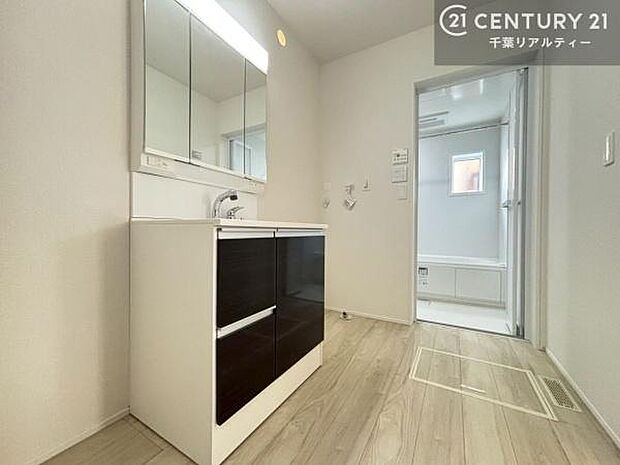 小窓付きの明るい洗面室です！湿気もすぐに入れ替えができて清潔に保つことができます！自然光が差し込むのでお化粧の仕上がりも良くなりますね！