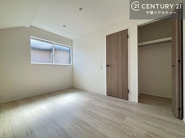 収納スペースがついています！居室をスッキリ整頓する事ができますね。家具を選ばないシンプルなデザインの為、家具を選ばずお気に入りの空間作りができそうですね。