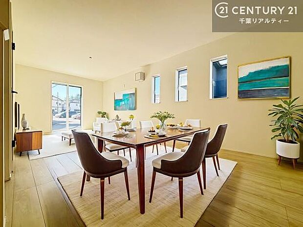 家具はCGパースです。大きな窓からたっぷりの陽ざしが入る明るいリビング。開放感のあるリビングで家族団らんのくつろぎの時間を過ごせます。