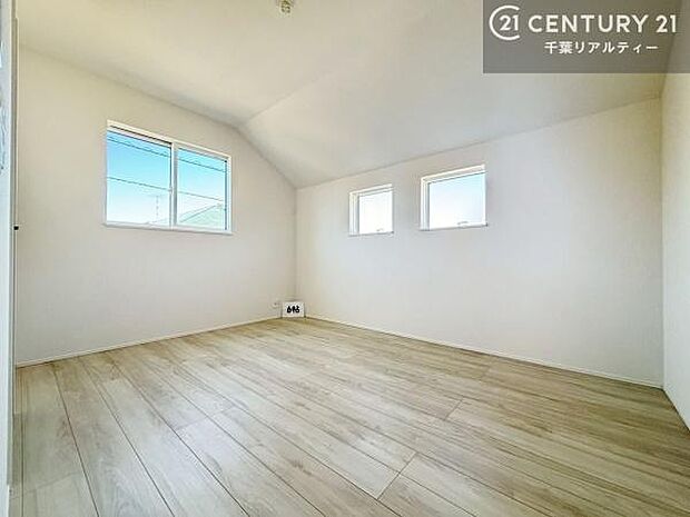 掃き出し窓がないお部屋は、お子様のお部屋としても安心です！収納スペースも充実しているので散らかったお部屋をサッと片付けられます！