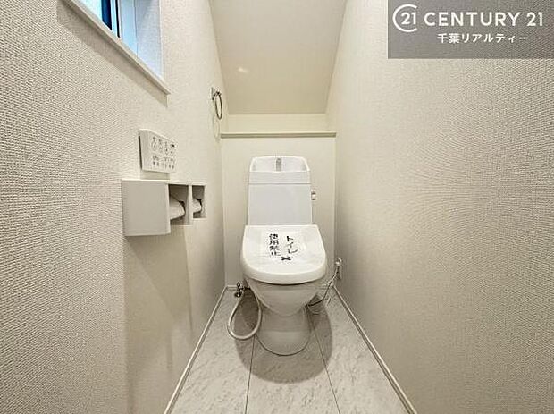 1・2階にトイレがございます！朝の忙しい時間帯も待たずにすみそうですね。白を基調とした清潔感のあるトイレでお手入れがしやすいです！