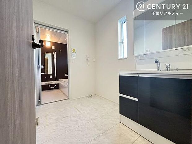 小窓付きの明るい洗面室です！湿気もすぐに入れ替えができて清潔に保つことができます！自然光が差し込むのでお化粧の仕上がりも良くなりますね！