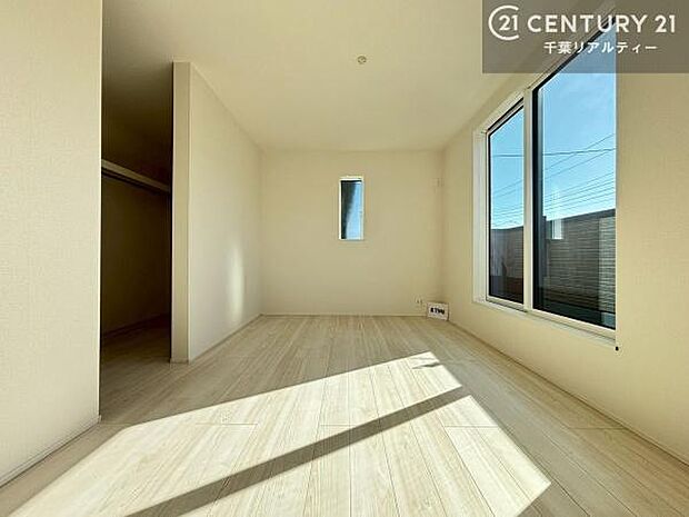 バルコニーに面した洋室。優しい光が差し込む洋室は、朝の目覚めも気持ちが良さそうですね。おうち時間もゆったりと過ごすことができます。