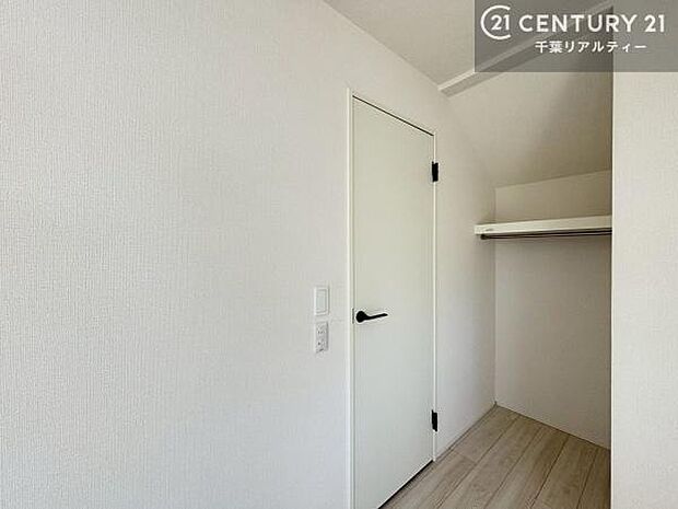 ウォークインクローゼット付きです。たくさんのお洋服などを収納しておけそうですね！他にも扇風機や加湿器など季節物の大きな家電も収納できます。