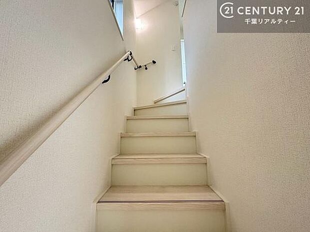 階段は明るく手摺りもついています。お子様やご年配の方も安心してご利用頂けますね。