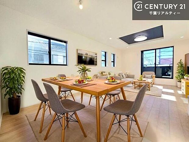 家具はCGパースです。優しい陽だまりがリビングを包んでくれて居心地の良い空間を演出してくれます！くつろぎの時間を過ごせます！