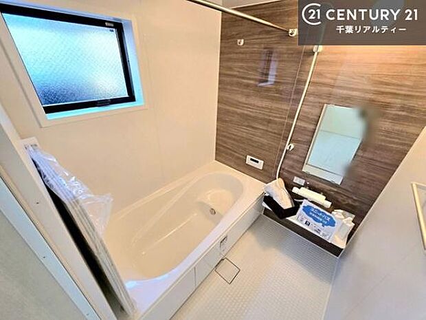 落ち着きある大人の雰囲気のバスルームは、味が出ていてバスタイムが充実！お仕事頑張っているご褒美にお好みの匂いの入浴剤を入れて、楽しんでみてはいかがでしょうか？