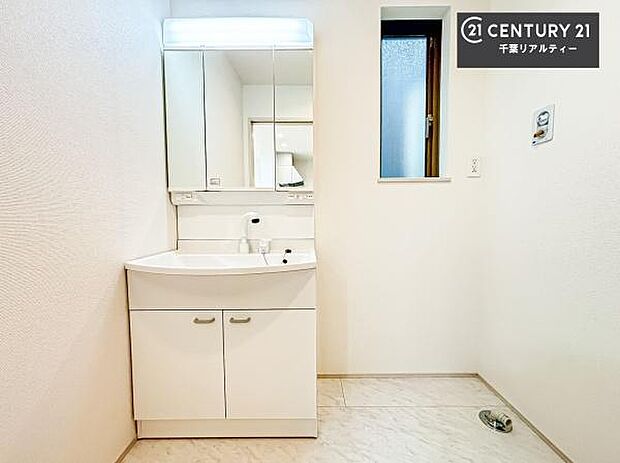 三面鏡仕様の洗面所は、身だしなみがしやすい造り！裏は収納になっています。ドライヤーやお化粧道具を片付けられるので洗面台周りをスッキリと見せることが出来ます！