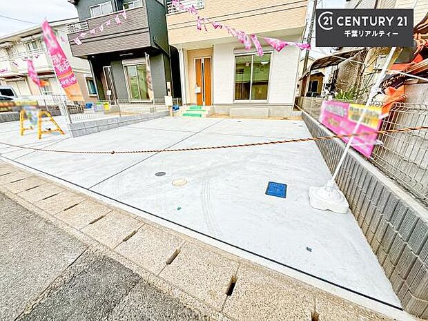 駐車スペースは2台分あります！セカンドカーはもちろん、バイクや自転車なども置き場所に困りません。