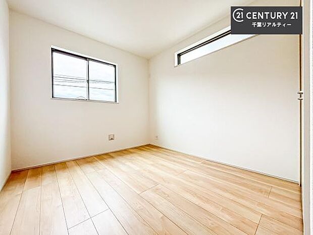 2面採光を確保した明るい室内は、風通しも良く、明るく大変居心地の良い空間となっております。リラックスして過ごせる心地の良いお部屋です！朝の目覚めがスッキリしますね！