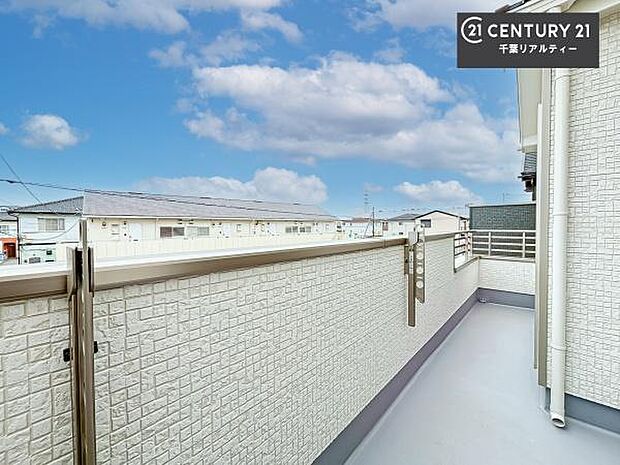 晴れた日には青い空を見渡せる開放的な時間を楽しめます。気持ちの良い風が通り抜ける街並みです！