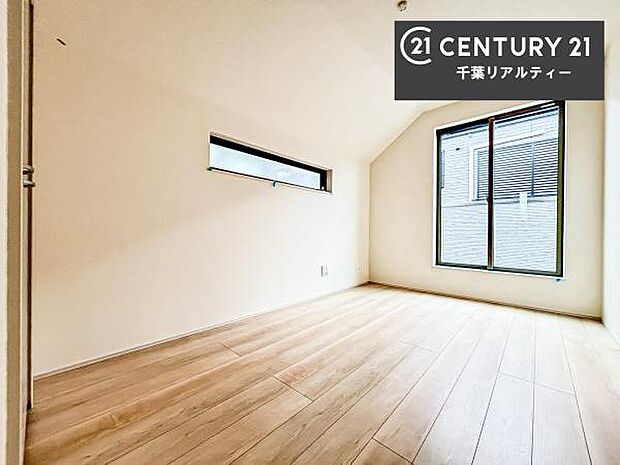 バルコニーに面している洋室です。明るく温もりがあり、換気もしっかりできます！朝起きて、外に出て背伸びをしつつ深呼吸をし良い朝を迎え入れることができます。