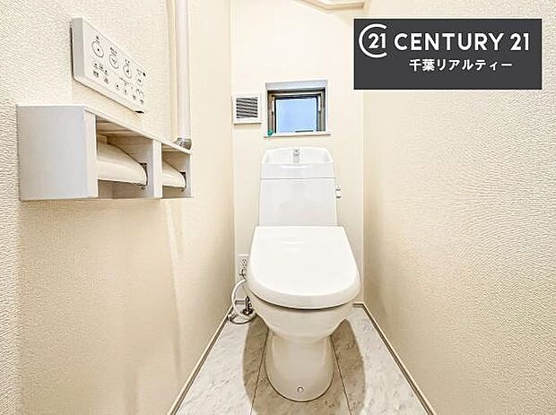 1・2階にトイレがございます！朝の忙しい時間帯も待たずにすみそうですね。白を基調とした清潔感のあるトイレでお手入れがしやすいです！