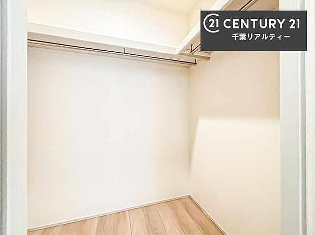 ウォークインクローゼット付きです。たくさんのお洋服などを収納しておけそうですね！他にも扇風機や加湿器など季節物の大きな家電も収納できます。
