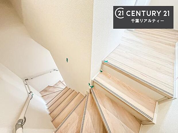 階段は明るく手摺りもついています。お子様やご年配の方も安心してご利用頂けますね。