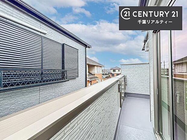 陽当たり良好なバルコニーです！晴れた日には青い空を見渡せる開放的な時間を楽しめます。