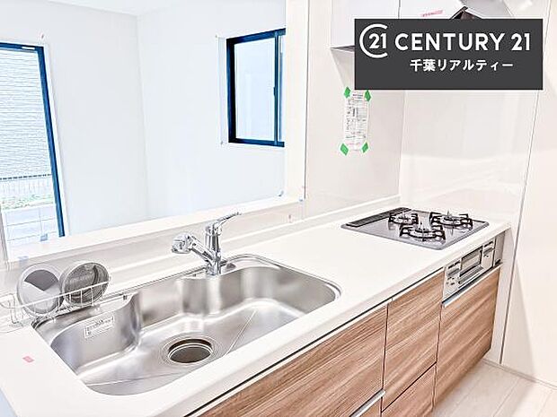 収納スペースが豊富で、調理スペースがスッキリと片付きひろ〜く活用できます！快適に作業ができます！毎日の料理が捗ります！