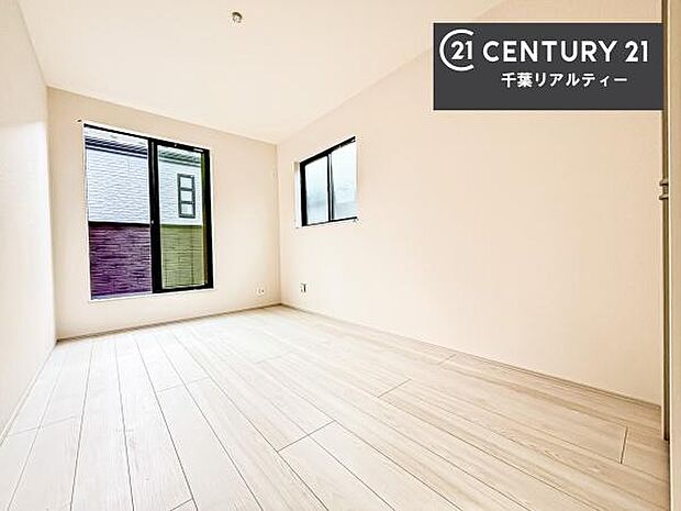 バルコニーに面している洋室です。明るく温もりがあり、換気もしっかりできます！朝起きて、外に出て背伸びをしつつ深呼吸をし良い朝を迎え入れることができます。