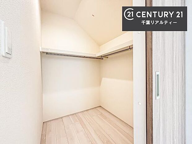 ウォークインクローゼット付きです。たくさんのお洋服などを収納しておけそうですね！他にも扇風機や加湿器など季節物の大きな家電も収納できます。