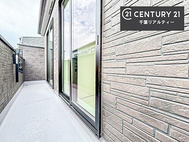 広々としたバルコニーで一日の始まりをスタート！お洗濯ものをたっぷり気持ちよく干せます！