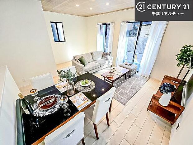 一日中、自然光がたっぷり南向きリビング朝から夕方までしっかり太陽の光が入るのが特長。日中は照明いらずの明るさで、家族が集まるリビングがいつも心地よい空間になります◎