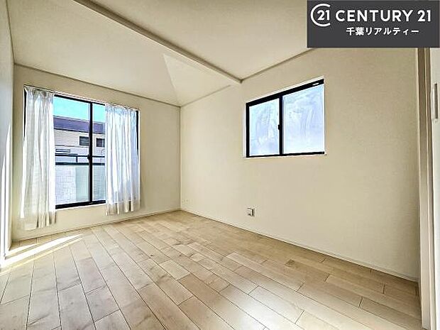 優しい光が差し込む洋室は、朝の目覚めも気持ちが良さそうですね。おうち時間もゆったりと過ごすことができます。優しい色合いのフローリングがどんな家具にもマッチします！