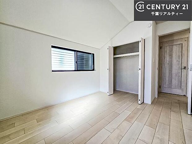 洋室は子供部屋や寝室、色々と用途多彩に利用できますね。収納力もたっぷりなので、広々気持ちよく過ごすことができます。