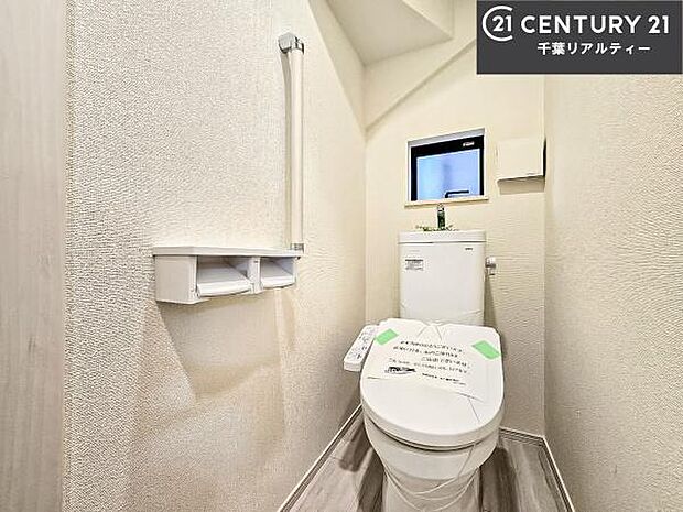 1・2階にトイレがございます！朝の忙しい時間帯も待たずにすみそうですね。白を基調とした清潔感のあるトイレでお手入れがしやすいです！