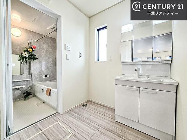 三面鏡仕様の洗面所は、身だしなみがしやすい造り！裏は収納になっています。ドライヤーやお化粧道具を片付けられるので洗面台周りをスッキリと見せることが出来ます！