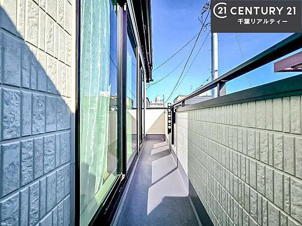 2つの部屋から出入りできるバルコニーで、洗濯物の取り込みや布団干しもスムーズ。毎日の家事がぐっと快適に。