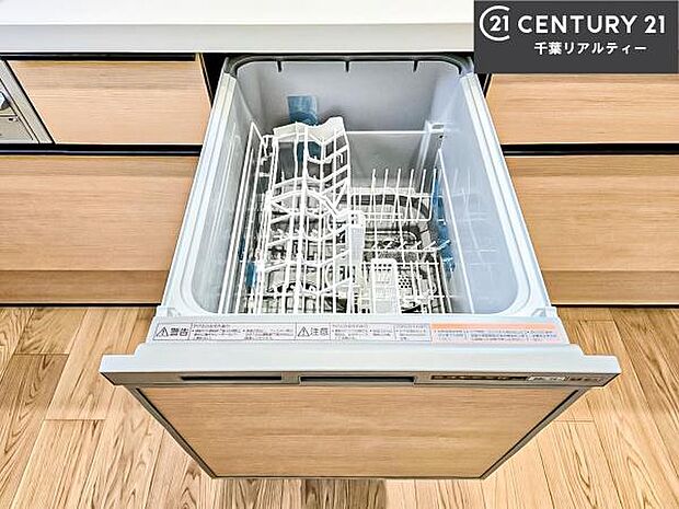 食洗機付きのキッチンです！忙しい時や手荒れ防止として大変活躍する便利な仕様です！ビルトインなのでキッチンの場所を取らず調理スペースを広く使うことが出来ます！